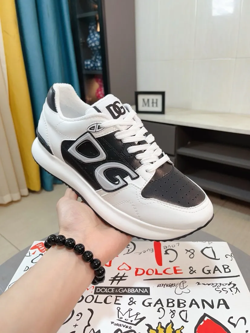 Men's shoes 💰500🌹🌹"Dolce & Gabbana DG" original imported first-layer cowhide ➕ sheepskin lining, light on the foot, comfortable, versatile, original special outsole 🔥favored by trendy men, welcome to compare quality 🔥exquisite luxury, super A level! Compared with the genuine product at the counter, the version is no worse at all! Code number 38-46